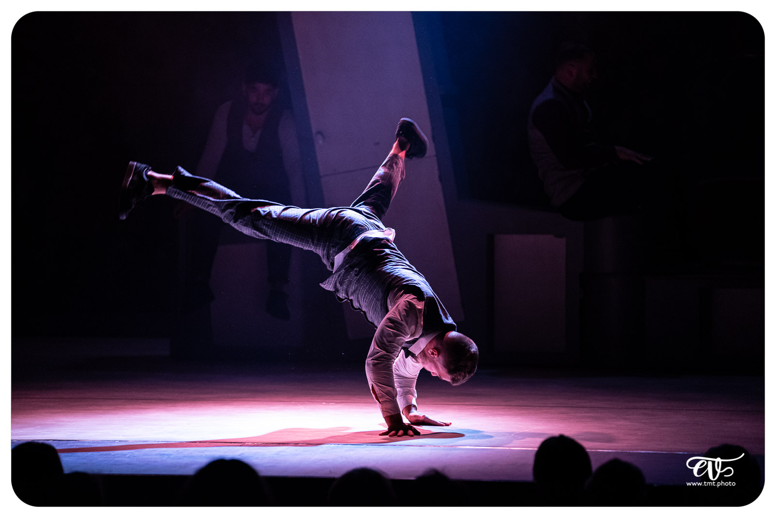 SUR LE FIL (CIE PYRAMID)